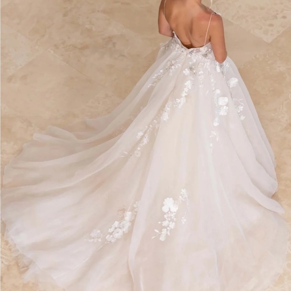 Liz Martinez SS 2023 Maria Wedding dress. A line Silk organza with 3D appliqué. - Picture 3 of 11